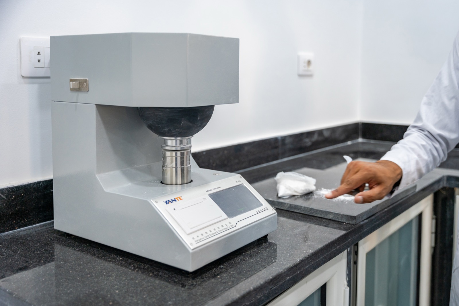 Automatic colorimeter measuring the whiteness of a calcium carbonate sample in the White Stone lab